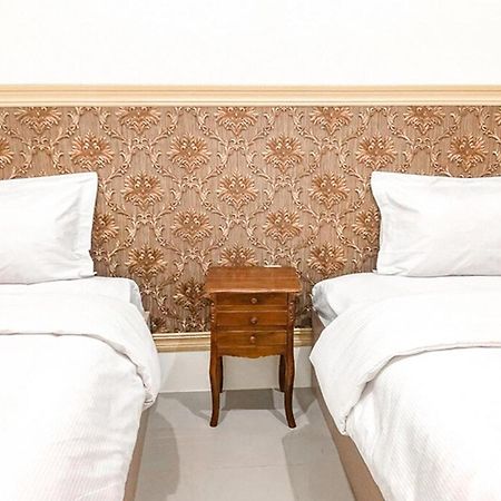 Adisa Homestay Malang Exteriör bild