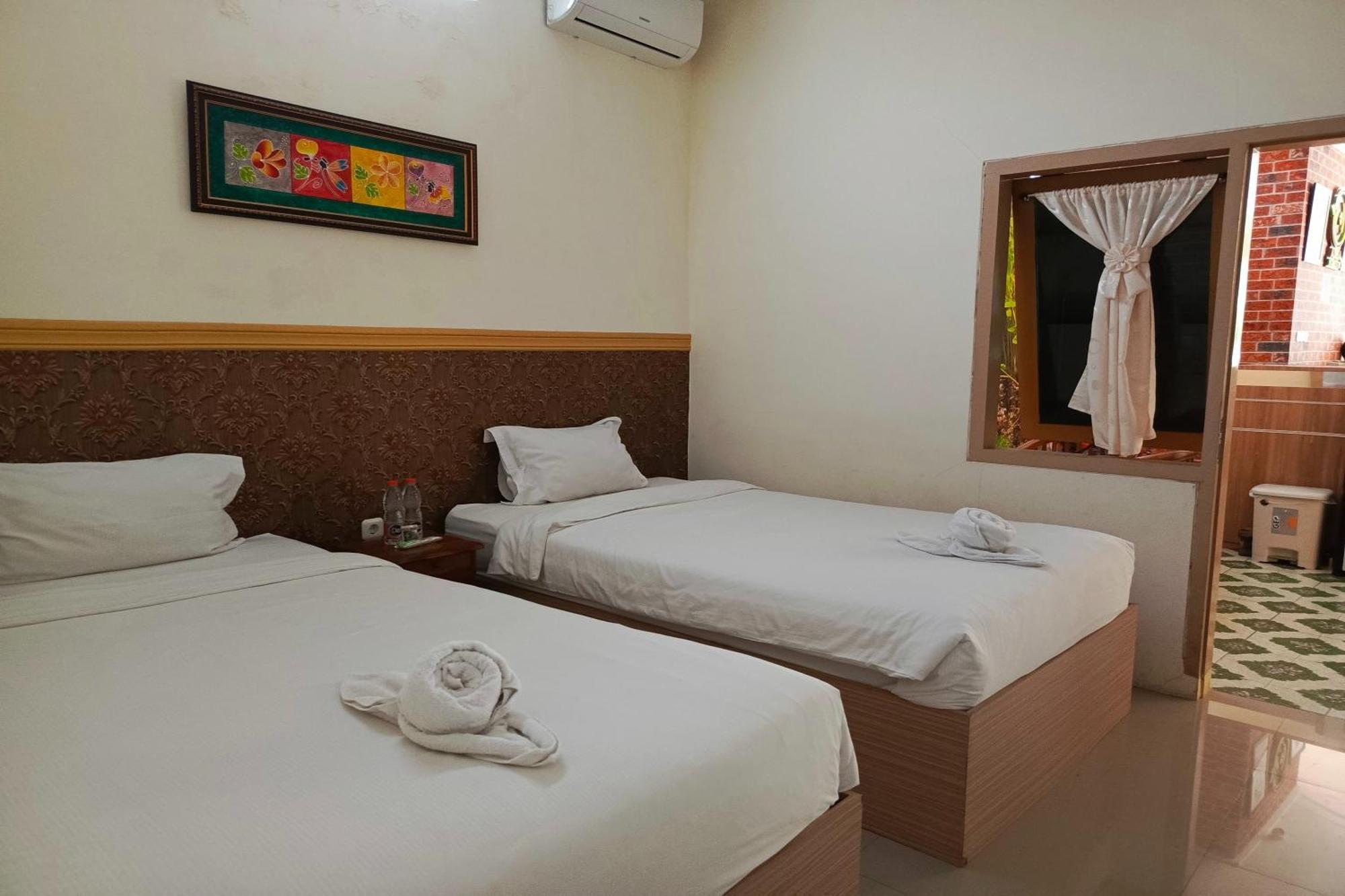 Adisa Homestay Malang Exteriör bild