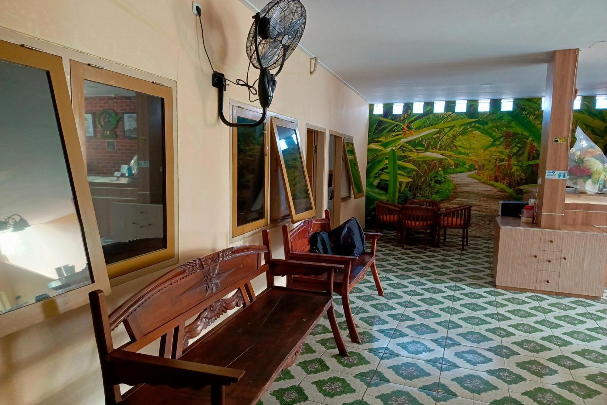 Adisa Homestay Malang Exteriör bild