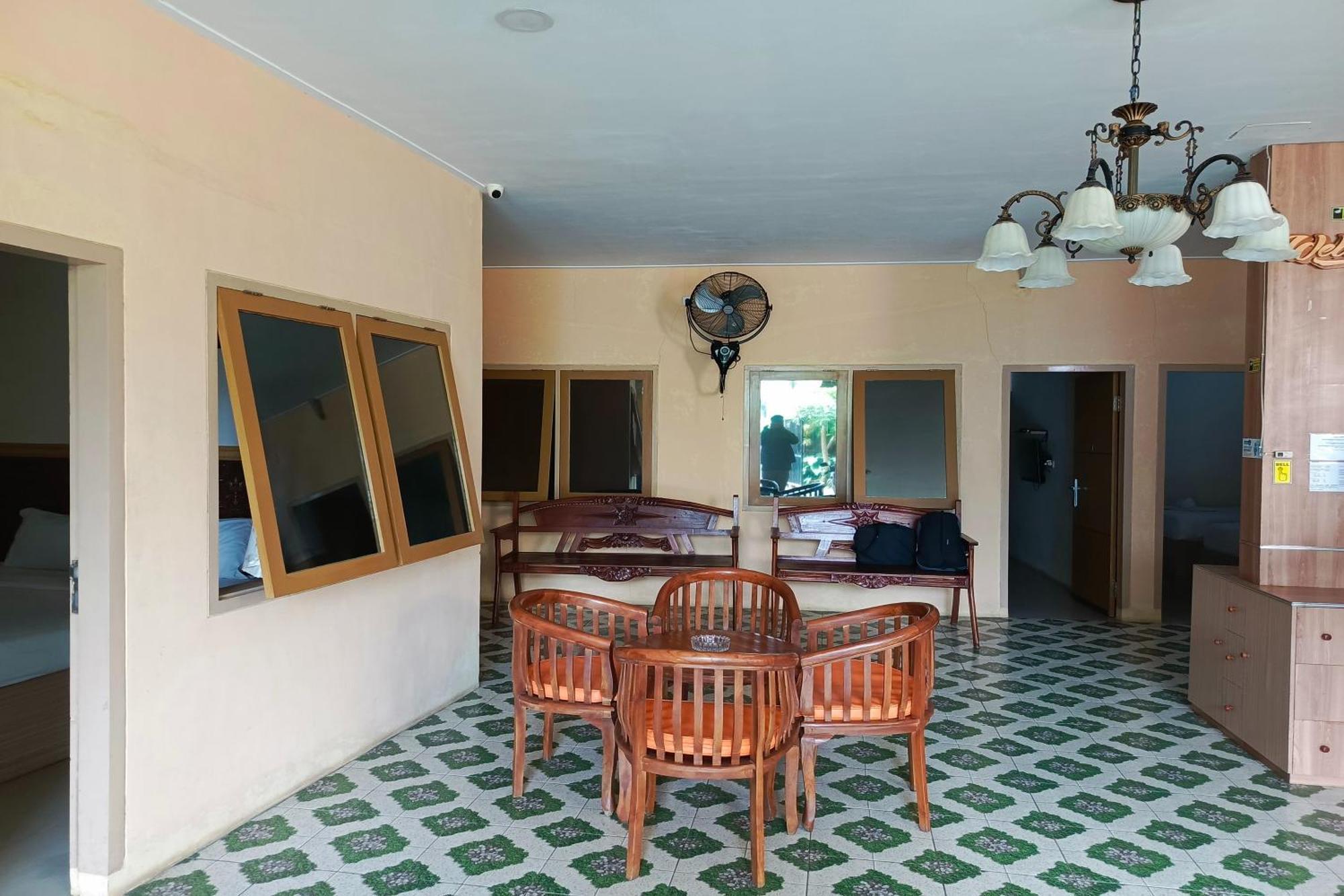 Adisa Homestay Malang Exteriör bild