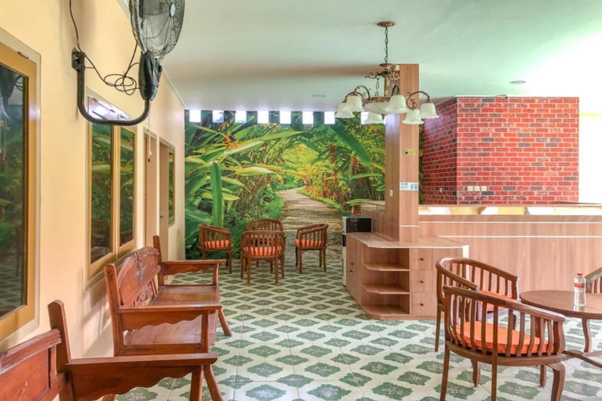 Adisa Homestay Malang Exteriör bild